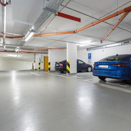 פראג Yellow Apartment With Parking מראה חיצוני תמונה