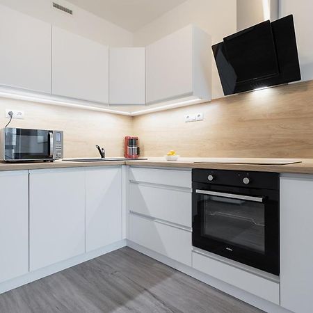 פראג Yellow Apartment With Parking מראה חיצוני תמונה