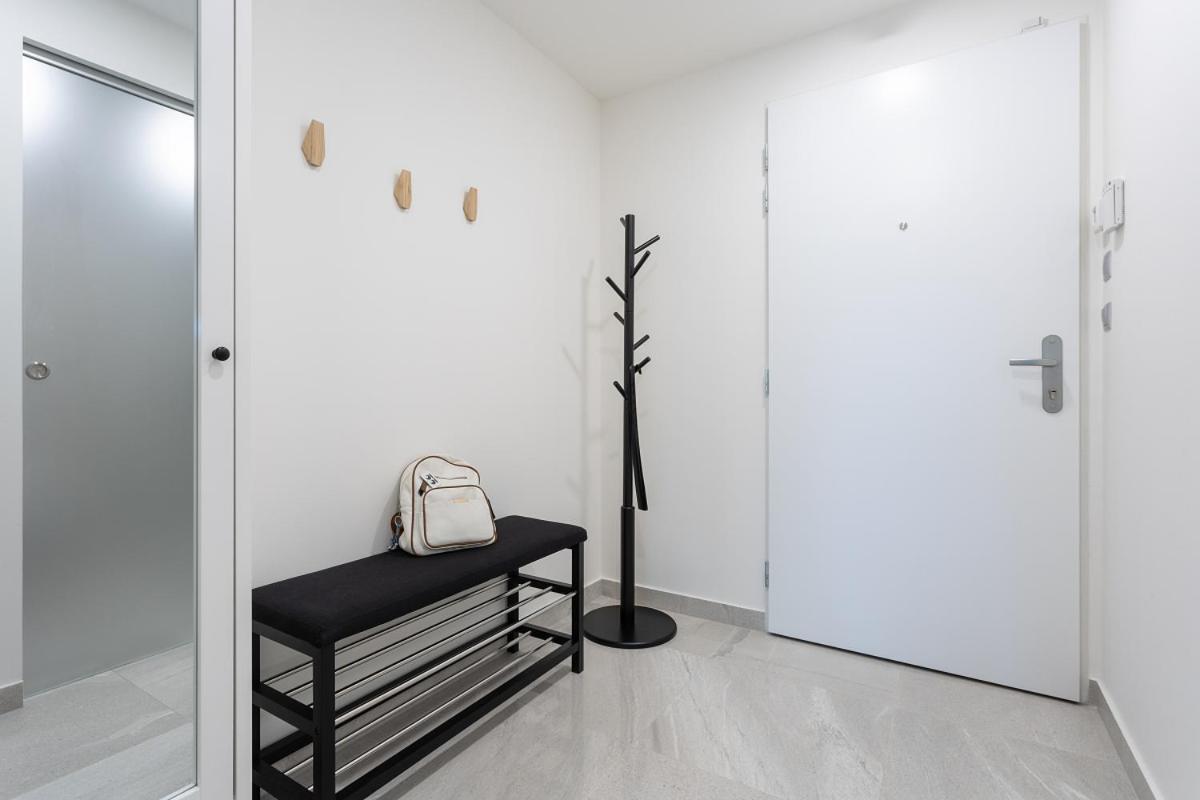 פראג Yellow Apartment With Parking מראה חיצוני תמונה