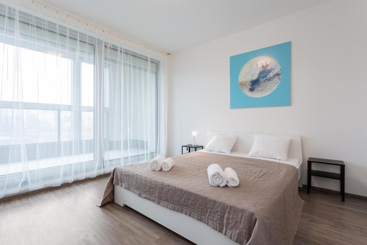 פראג Yellow Apartment With Parking מראה חיצוני תמונה
