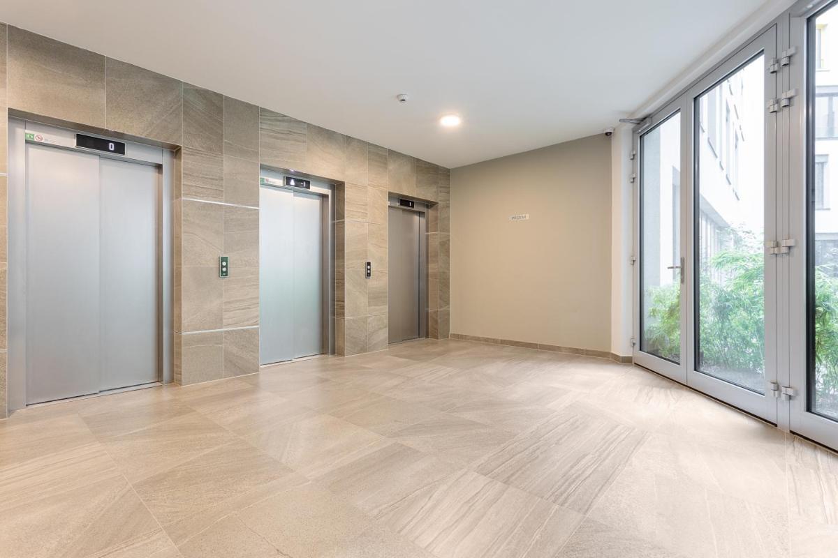 פראג Yellow Apartment With Parking מראה חיצוני תמונה