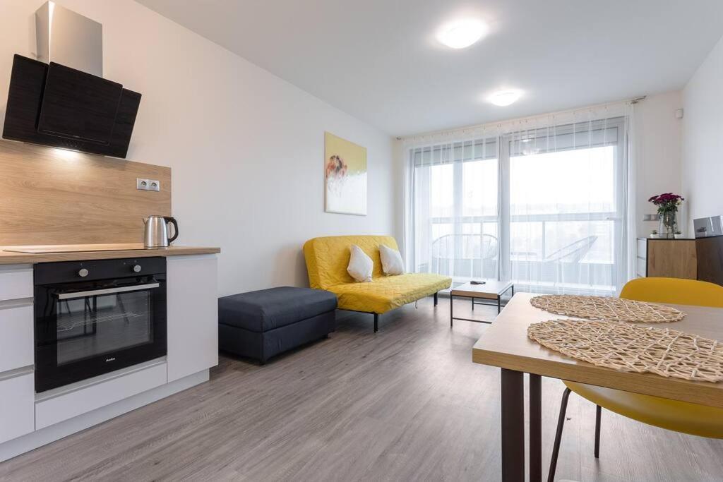 פראג Yellow Apartment With Parking מראה חיצוני תמונה