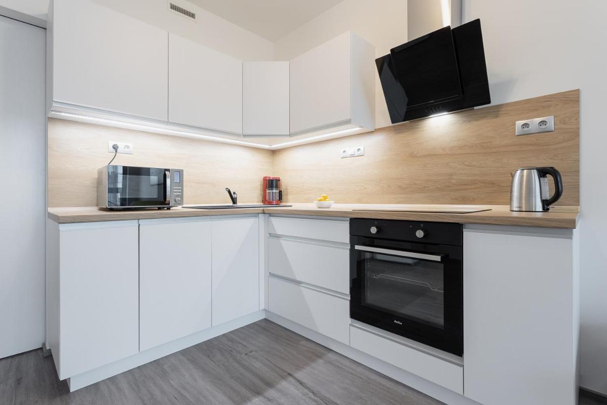 פראג Yellow Apartment With Parking מראה חיצוני תמונה