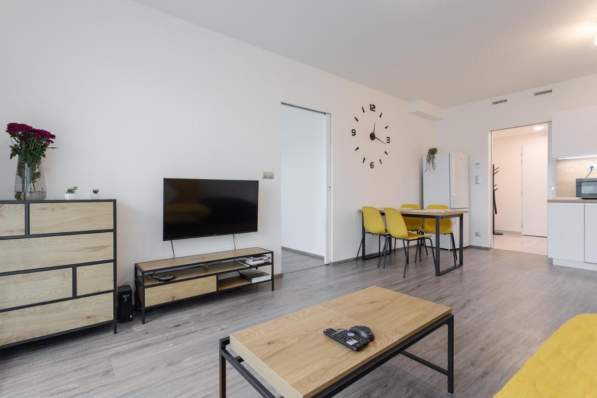 פראג Yellow Apartment With Parking מראה חיצוני תמונה