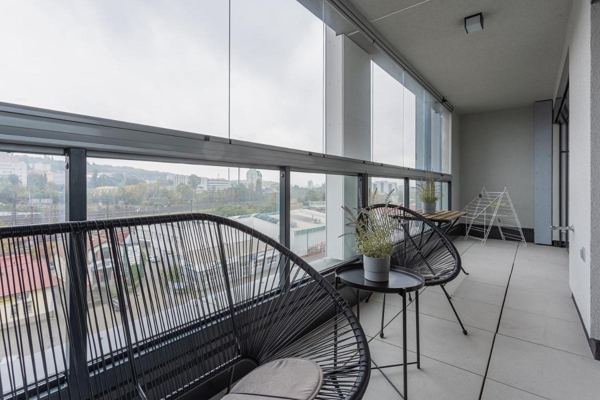 פראג Yellow Apartment With Parking מראה חיצוני תמונה