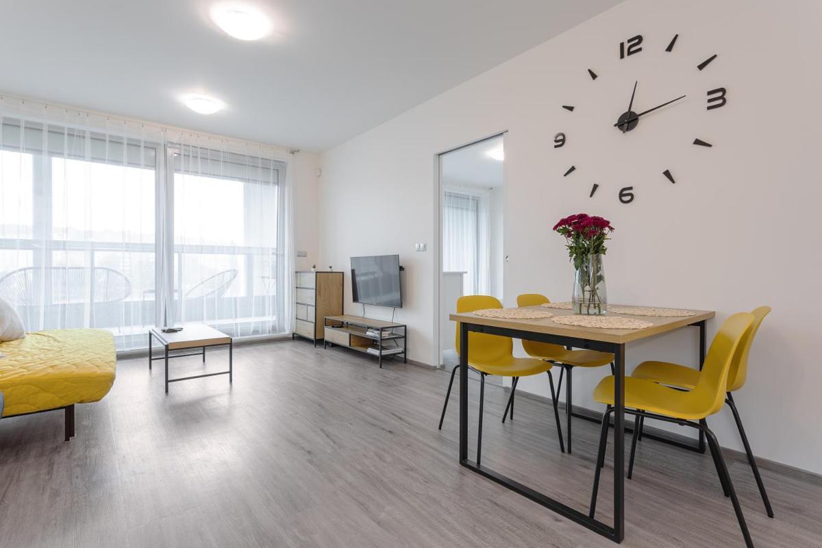 פראג Yellow Apartment With Parking מראה חיצוני תמונה