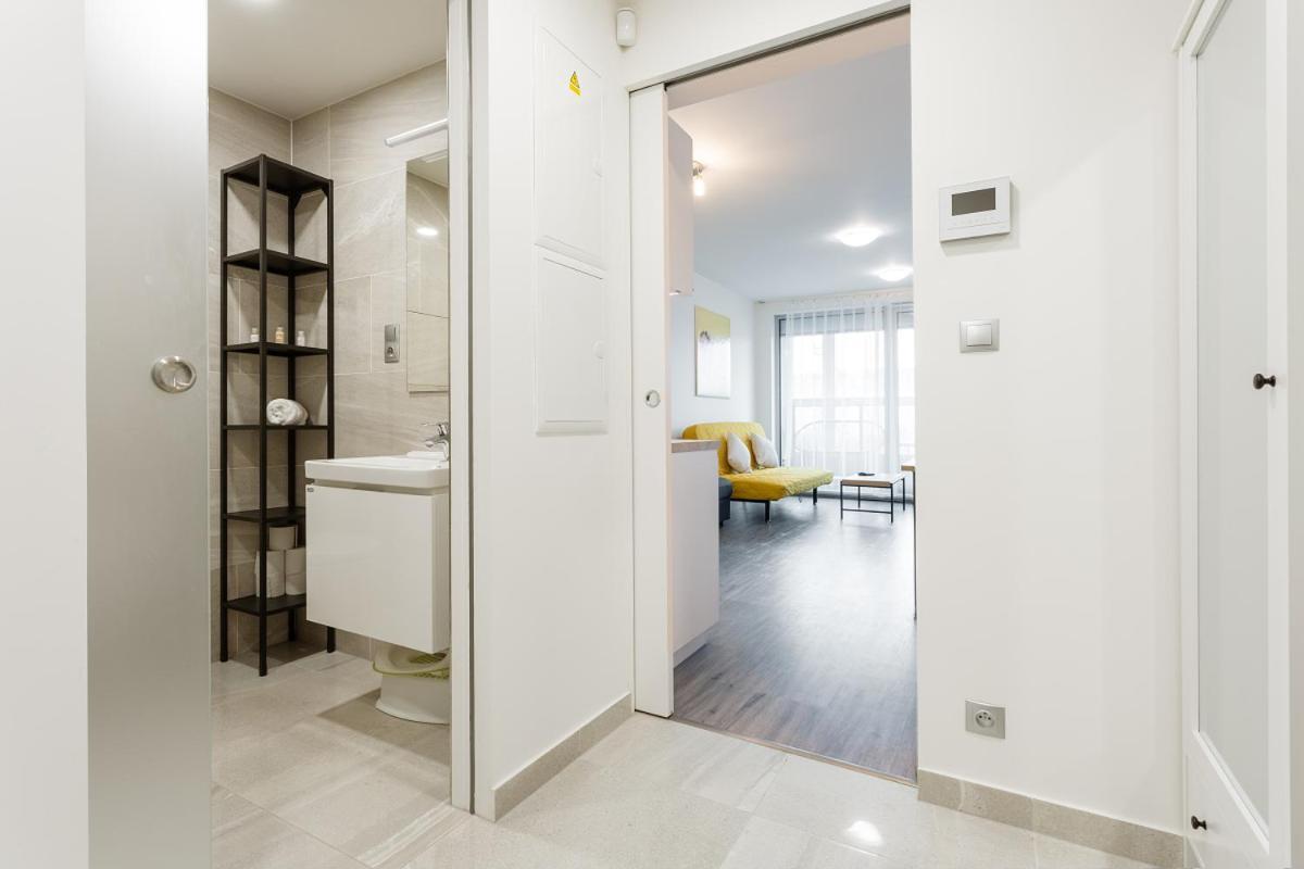 פראג Yellow Apartment With Parking מראה חיצוני תמונה