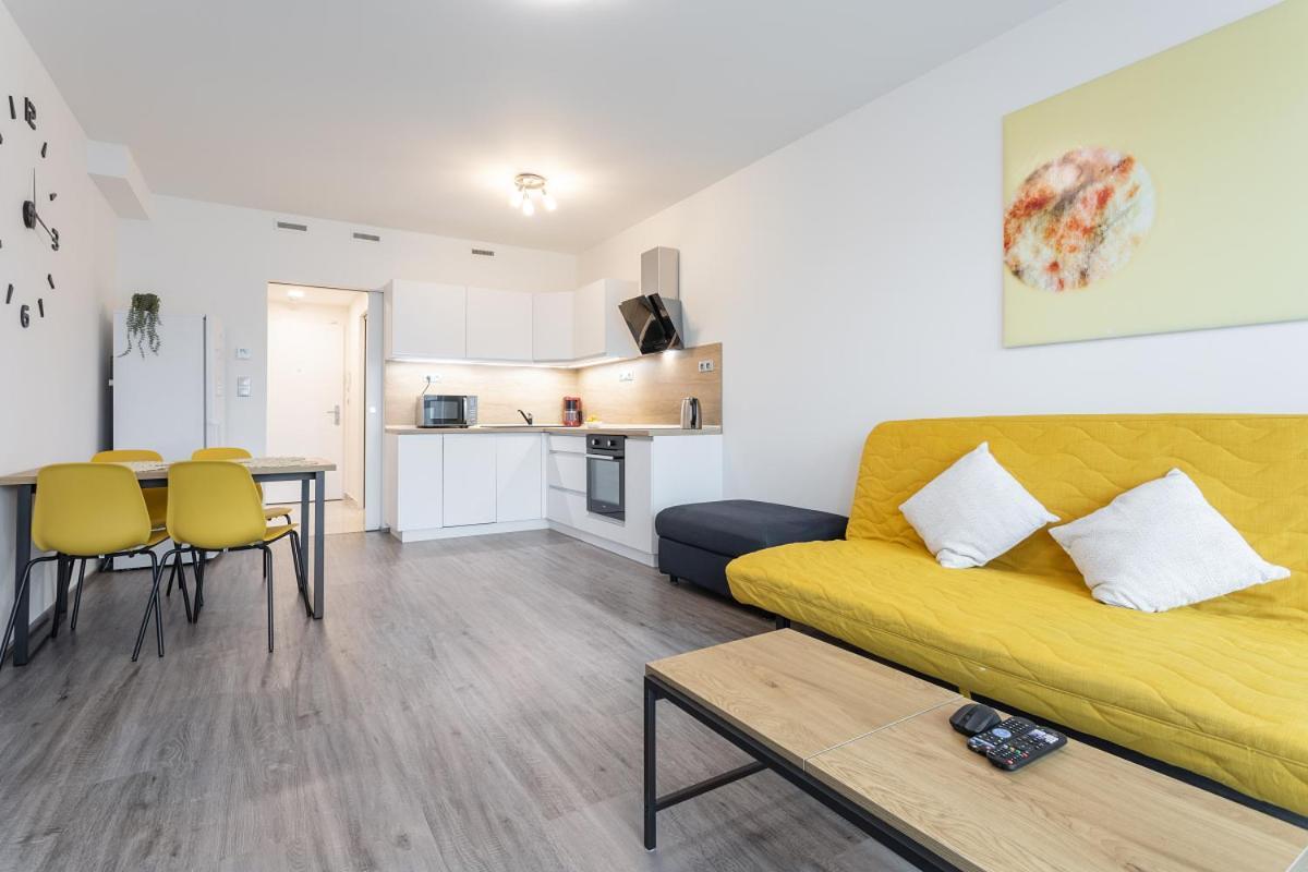 פראג Yellow Apartment With Parking מראה חיצוני תמונה