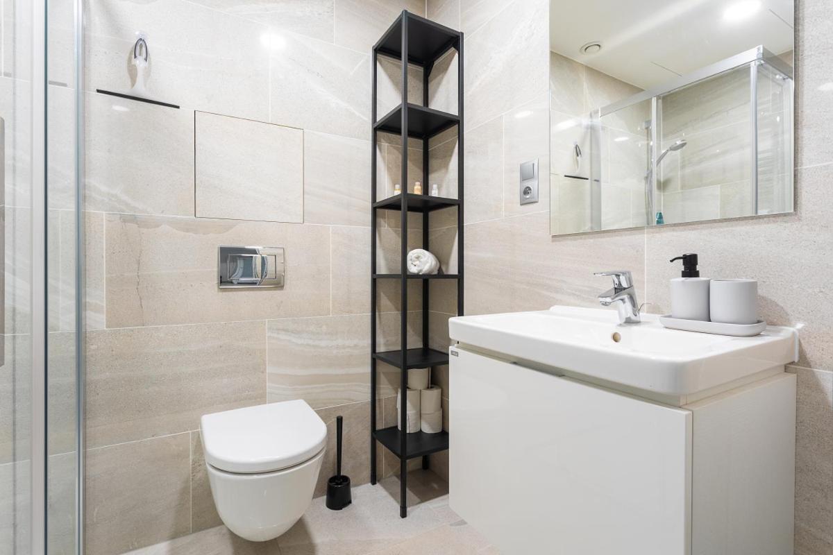 פראג Yellow Apartment With Parking מראה חיצוני תמונה